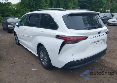 2021 Toyota Sienna Le z USA, uszkodzony, nr VIN 5TDKRKECXMS059444